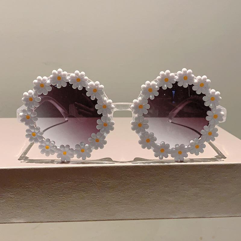 Lunettes de soleil pour enfants mignonnes tendance forme de fleur petite marguerite décontractées polyvalentes vacances à la mer lunettes de soleil pour bébé
