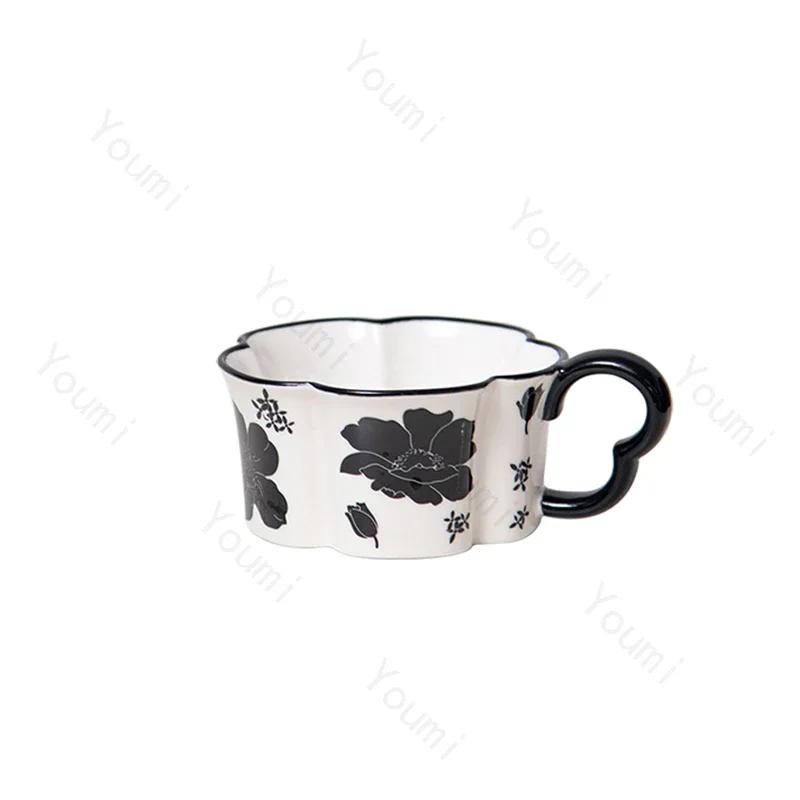Tazas de café de cerámica de lujo ligeras, estilo retro, con flores exquisitas, para parejas, para el desayuno en casa, taza de leche de avena, taza de agua de alta gama para la oficina.