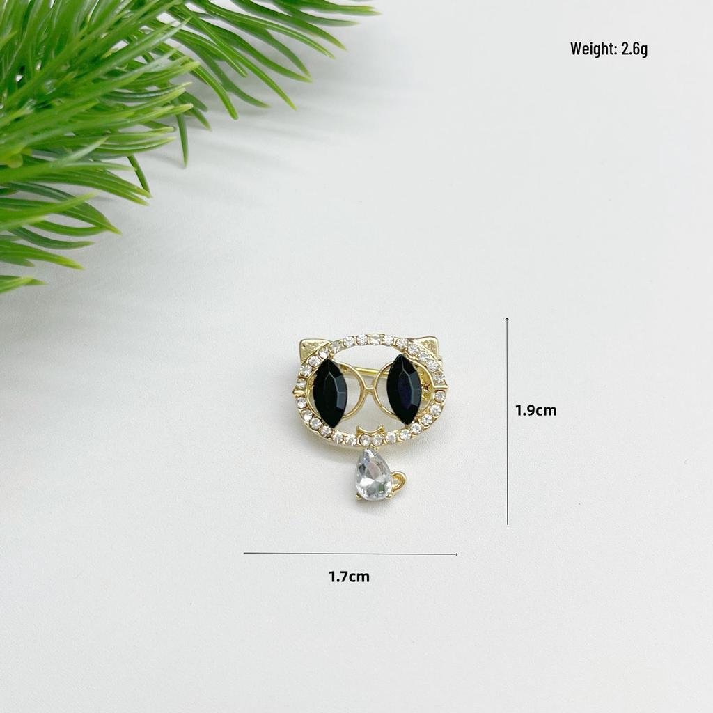 Cat's Eye Zircon Brooch: Small Cat-Shaped Clothing Pin for Anti-Exposure, Korean Dongdaemun Lapel Design.