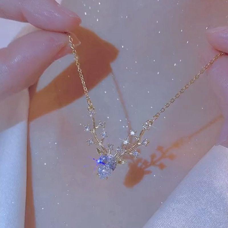 

Merry Christmas Exquisite Zircon Elk Necklaces for Women Luxury Crystal Deer Pendant Clavicle Chain Necklace Festival Zircon