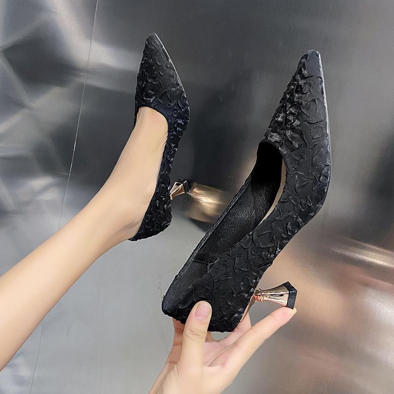 2025 new pointed wine glass and high heels women's Korean version light mouth commuting single shoes women's simple satin low-heeled single shoes