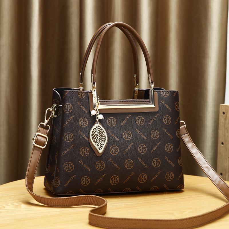 

2025 новая большая вместимость, ощущение высокого класса, легкая роскошь, сумка для мамы, портативная, для женщин среднего возраста, универсальная, в иностранном стиле, на плечо, сумка-мессенджер