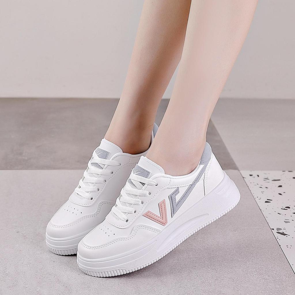 2024 Spring Korean Style Women's Thick Sole Platform White Shoes - Trendy, Breathable, Height-Increasing Casual Shoes for Students