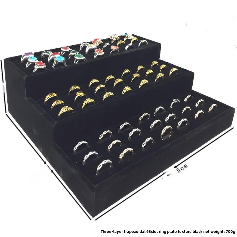 Suport de Expunere Bijuterii din Catifea pentru Inele & Brățări - Formă Trapezoidală cu Accente Aurii și Argintii