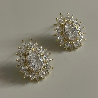 Super Flash Zircon Water Drop Stud Earrings Light Luxury High Sense Fashion Exquisite Court Style Earrings Temperament Versatile Earrings