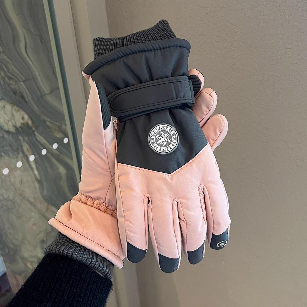 Ski gloves are warm, velvet, thickened and cold-proof, and the explosion can be five-finger couples.