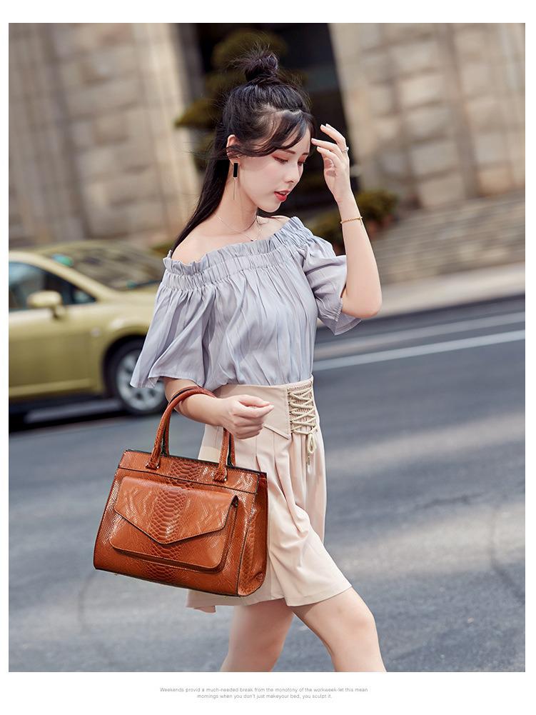 Large Capacity Snake Print Handbag: European & American Fashionable Ladies' Shoulder Bag