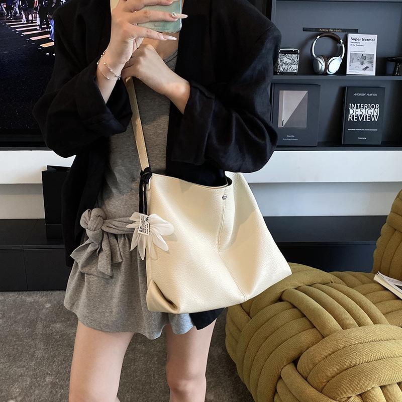 Large-capacity Commuter Bag New Armpit Bag Tote Bag Versatile Shoulder Bag Women