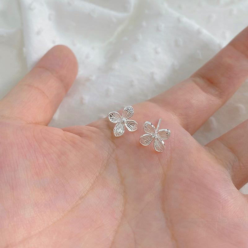 

Серьги-цветы с четырьмя листочками, легкие, роскошные, нишевые, высокого класса, темпераментные, ретро, холодные серьги в стиле