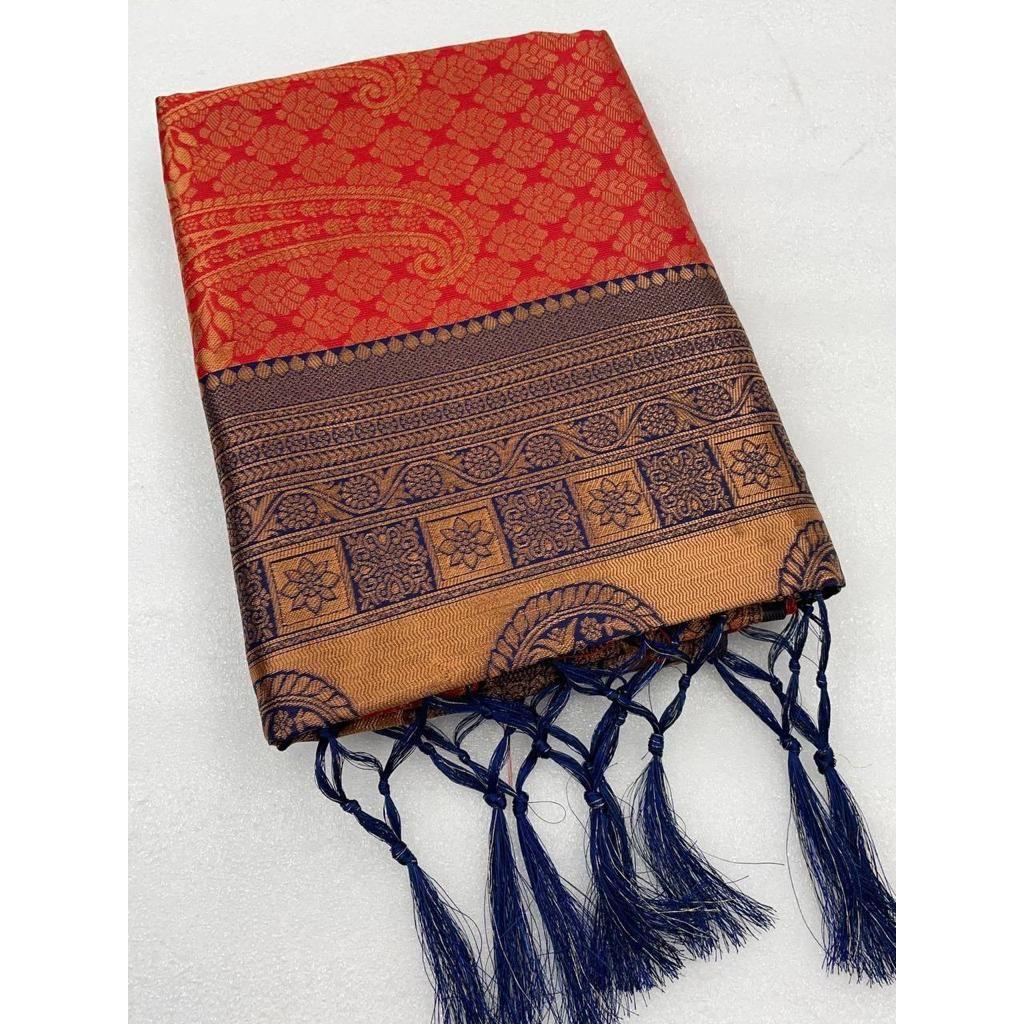 Hedvábné sárí z obchodu ALMAARI je zdobeno krásnou prací sárí ve formě tradičních motivů.