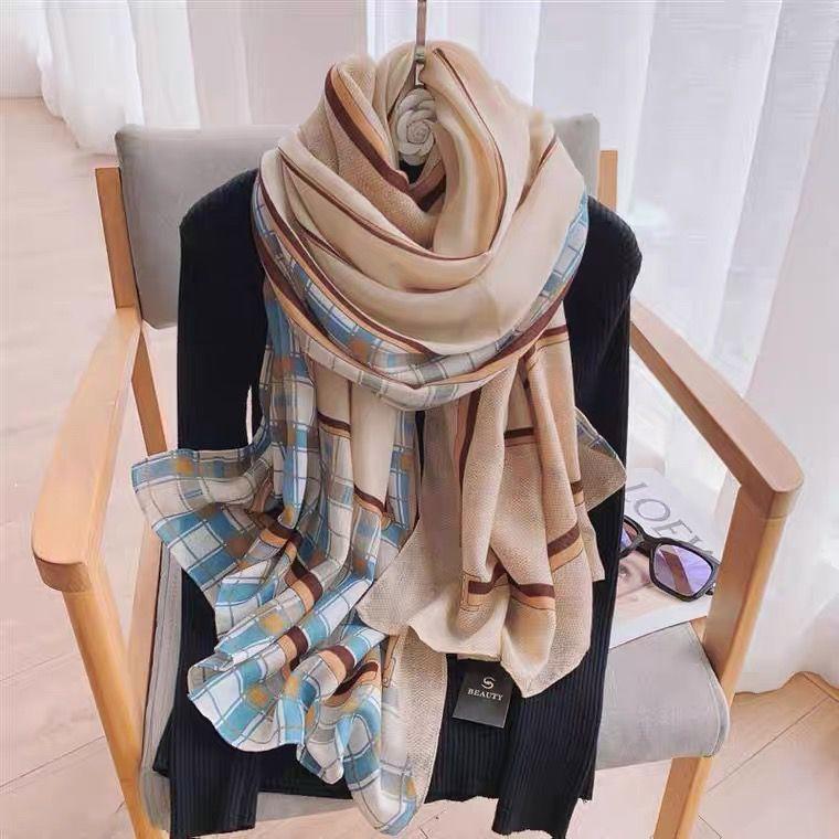 Luxusní značka Podzim a Zima Ženy Nový styl Móda Barva Sladěný Potisk Hedvábný šátek Lady Populární Pokrývka na hlavu Plážový šátek