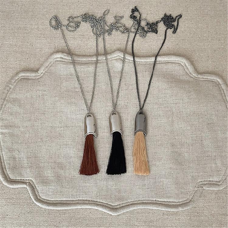 Legering Borste Tofsar Accent Långt Halsband Modedesign Kompletterar Både Professionella Och Fritidsensembler