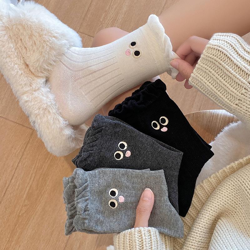 Female Autumn and Winter Sweet Lovely Embroidery Expression Bubble Mouth Lace In Tube Socks