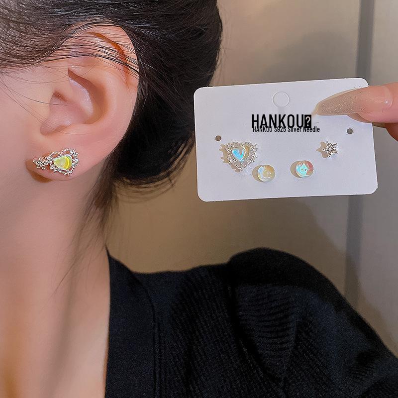 

Корейський набір срібних сережок 925 проби з перлами - Елегантні, універсальні прикраси для жінок