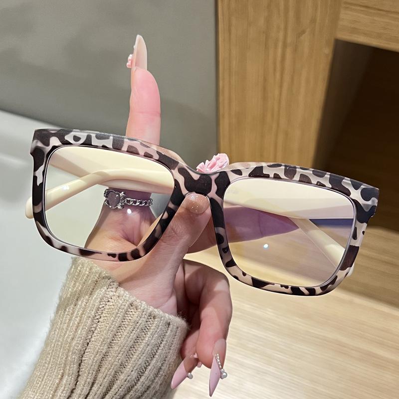 Korean-Style Anti-Blue Light Glasses: Classic Large Frame, Unisex, Versatile Photo Prop.