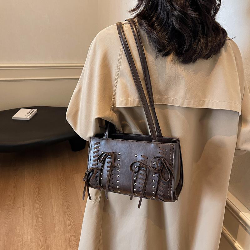 

2025 осень и зима новая модная универсальная сумка-багет из матовой замши с бантом, нишевая женская сумка, тренд 26*12*16 темно-коричневого