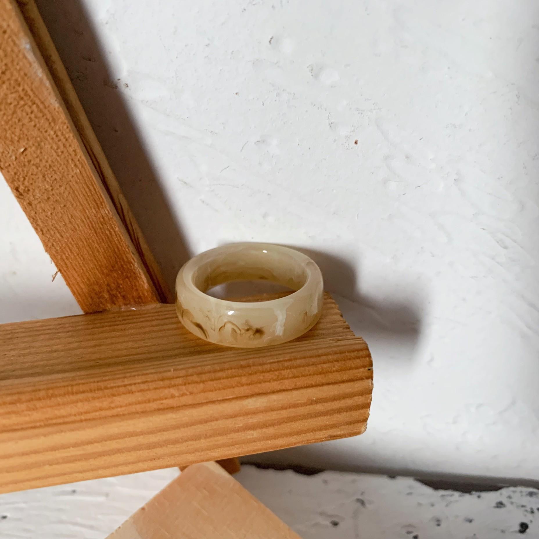 

Женское кольцо-заявление из высококачественной амбровой смолы - Универсальный холодный стиль для указательного пальца