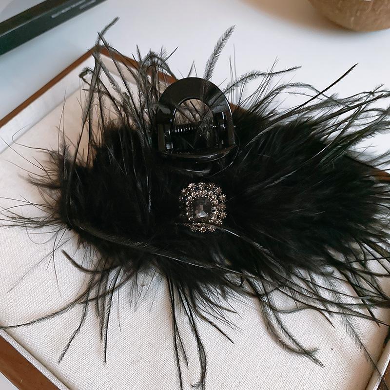 

Korean diamond-encrusted feather grab clip temperament back head shark clip autumn and winter niche versatile light luxury hair accessories headgear