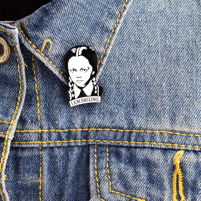 Wednesday Addams Brosch Märke Semester Skräck Gåva Till Fans