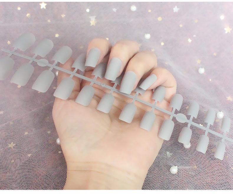 24 pezzi / set fai da te unghie rapide testa piatta lunga satinata opaca unghie finte strisce multicolori manicure con usura finita