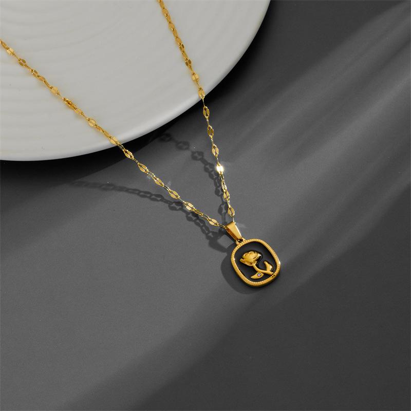 French Retro Mother-of-Pearl Rose Necklace - Exquisite Light Luxury Sweater Chain and Internet-Favorite Collarbone Pendant