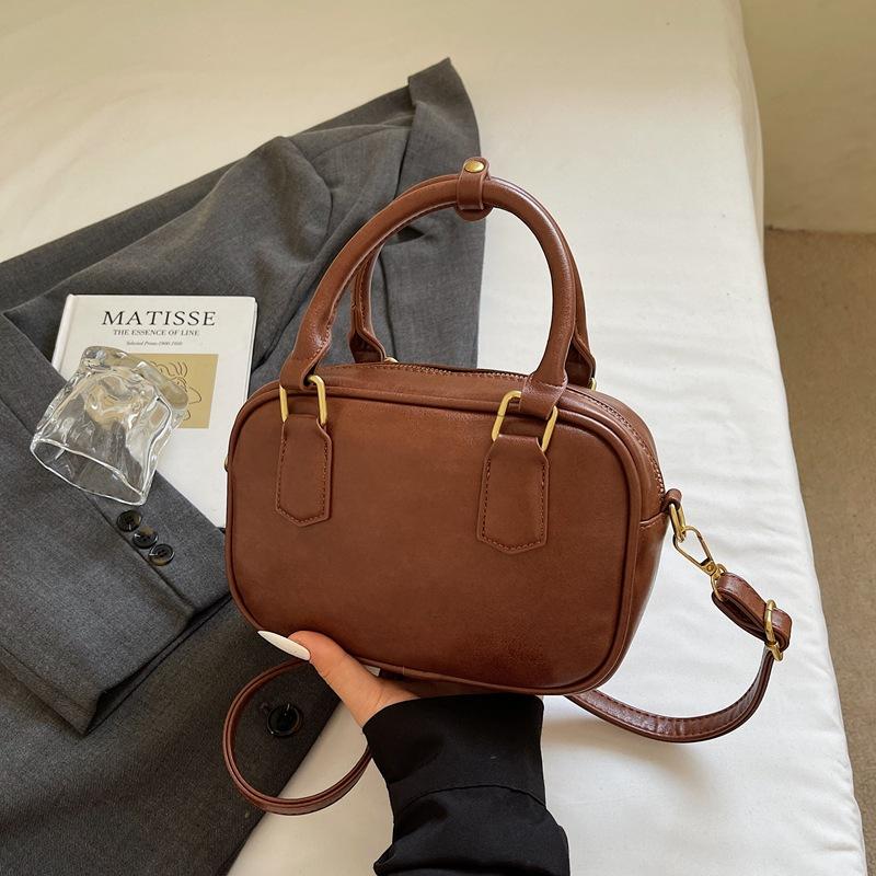 

Autumn simple handbag, small carrying bag, women s bag, 2025 new retro small square bag, versatile crossbody mobile phone bag коричневый