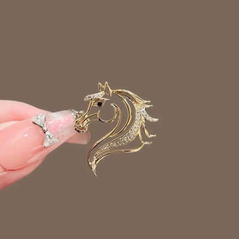 1Pc Pin Fashion Horse Brooch Temperament Clothing Decoration Minimalist fashion Hollow Zinc Alloy