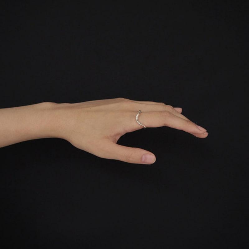 APIOH MOBIUS SILVER RING