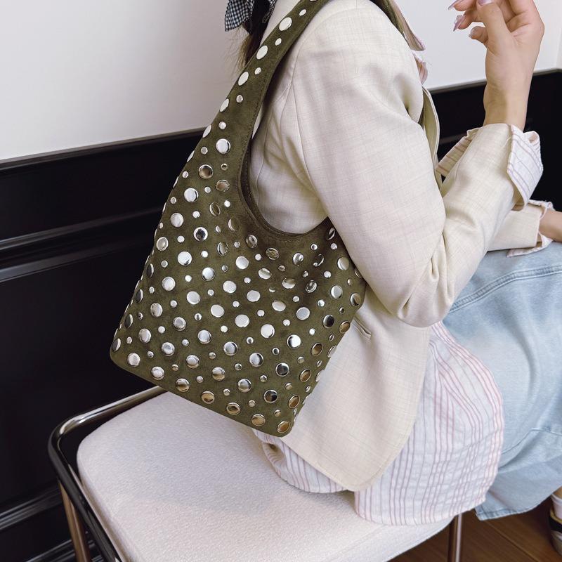 Vintage Underarm Bucket Bag Women's Work Commuter Shoulder Bag Niche Rivet Handbag