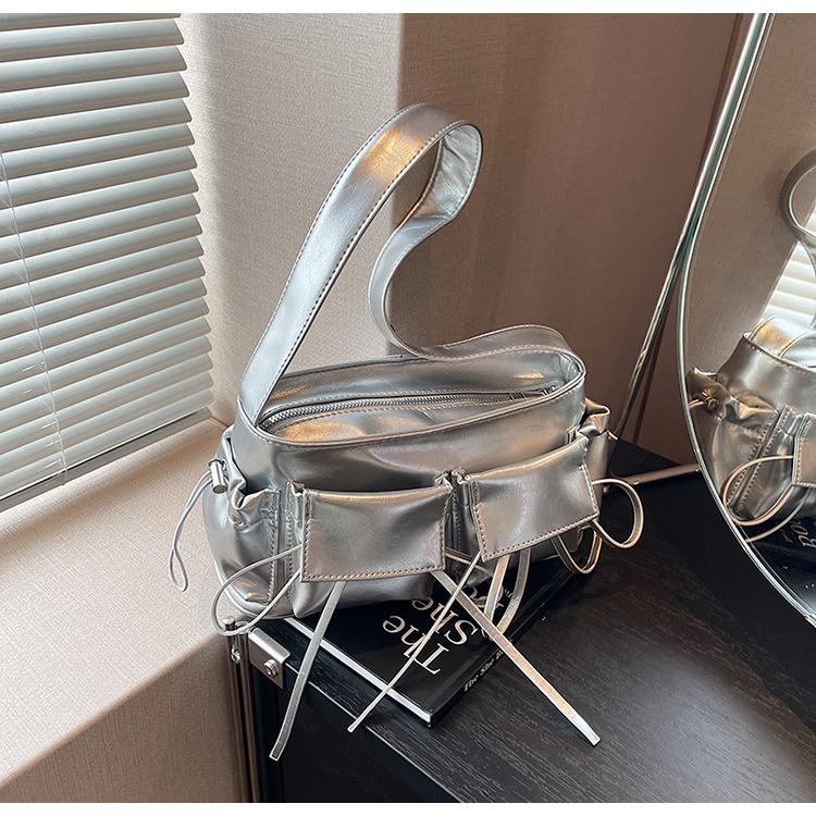 

2024 новая нежная темпераментная сумка-багет с бантом в складку корейская милая универсальная сумка через плечо подмышкой серебряный