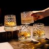 Szklanka do whisky obrotowa 280 ml Kreatywna Kryształowa Premium Kubek do piwa Str Reliefowa Szklanka do likieru z podstawką Forma do drinków prostych Kieliszek do wina