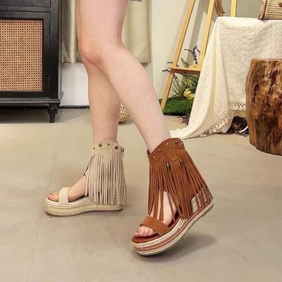 Botas frescas retro de paja marrón con remaches y flecos para mujer 2025 verano nuevo tacón de plataforma punta abierta cremallera trasera botines romanos