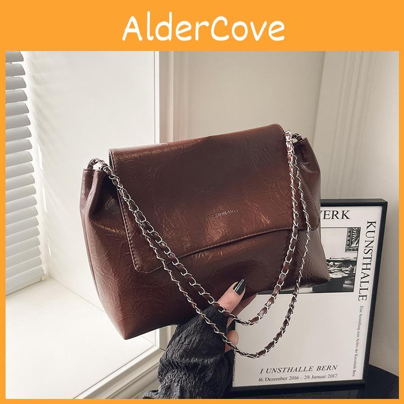 Street Style Womens Fashion Shoulder Bag With Chain Detail And Inner Pocket For Outings