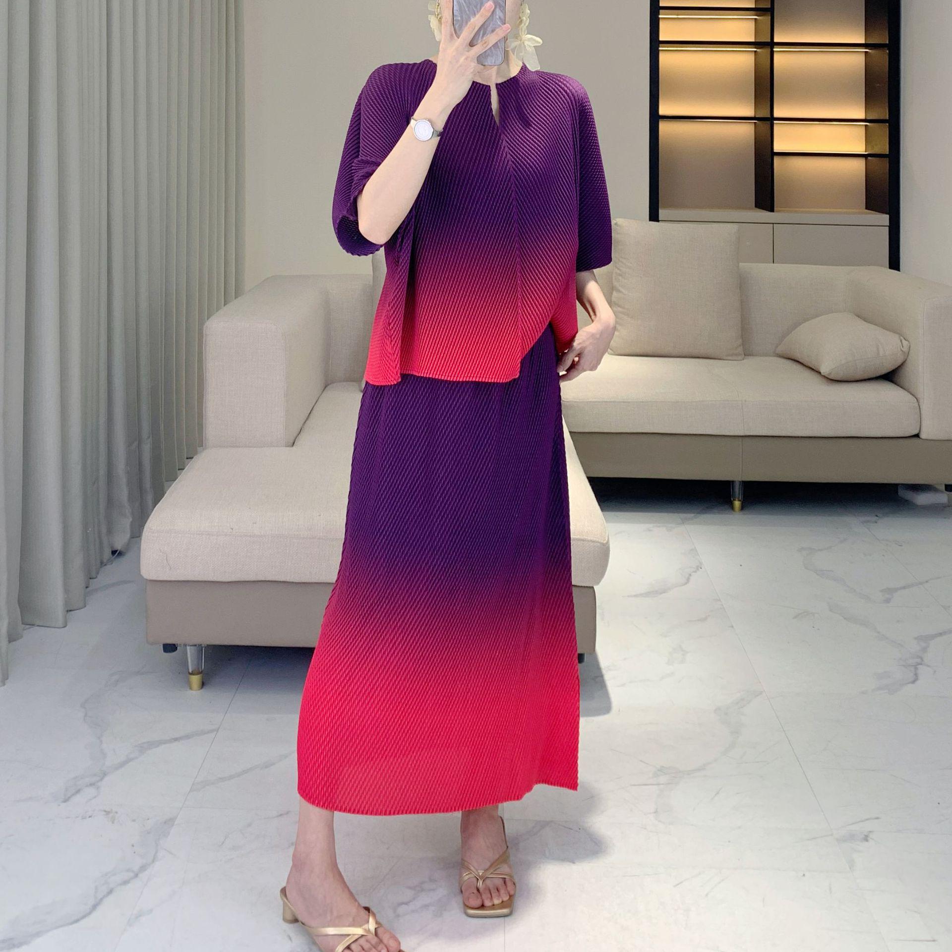 

Miyake Pleats Gradient Two-Piece Set: Elegant Short Sleeve Top & Half Skirt One Size [45-75 kg] кофейный