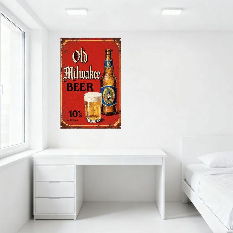 Semn Metalic Vechi Old Milwaukee Beer Cutie de Metal Roșu Rustic cu Margine Aurie, Sticlă de Bere și Ilustrație Etichetă cu Gnom - Bar Acasă Bărbat Ca