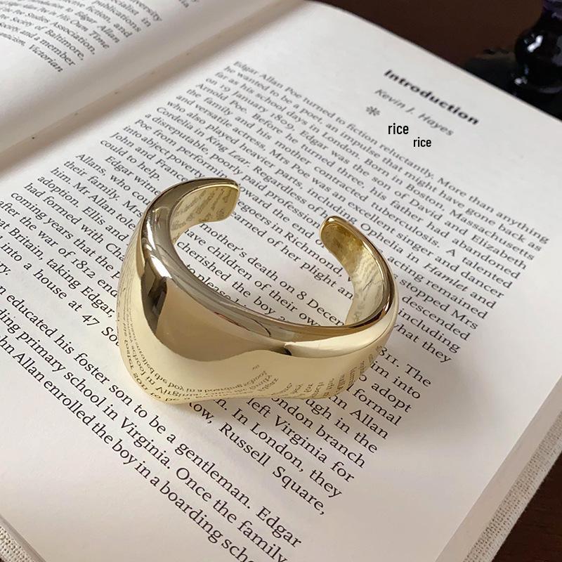 Schickes High-End-Metallarmband: Eleganter, Einzigartiger und Mutiger Damenschmuck