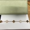 Vierblättriges Klee- und Fünfblüten-Armband mit rotem Achaten - Ein Geschenk für deine Freundin