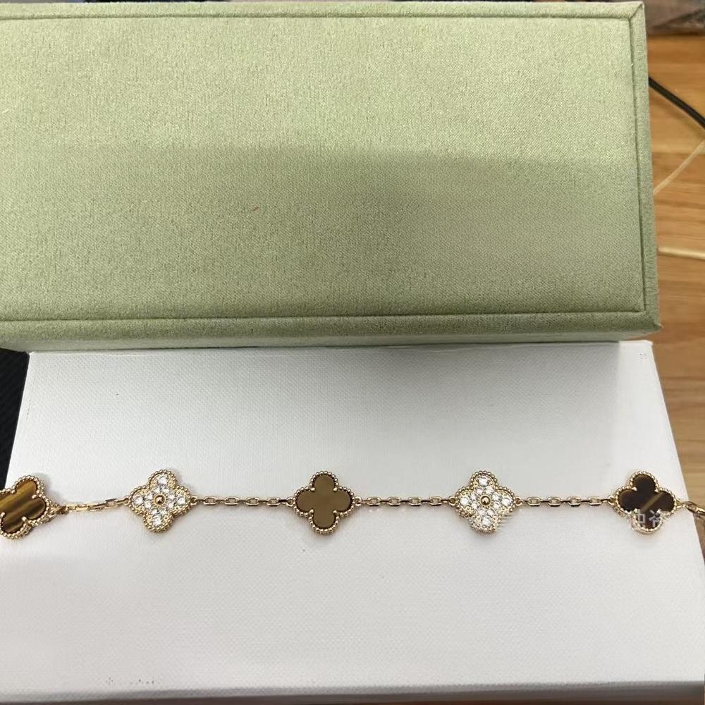 Vierblättriges Klee- und Fünfblüten-Armband mit rotem Achaten - Ein Geschenk für deine Freundin