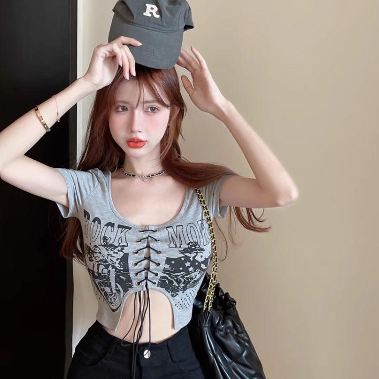 American Retro Hot Girl Off-Shoulder Crop Top - Sexy, Short-Sleeved, Tight-Fit for Summer