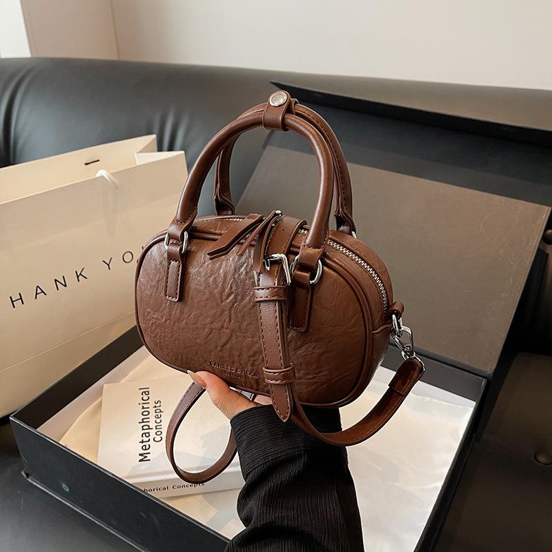 

Цього року восени і взимку популярні сумки Boston. Універсальні нові сумки-месенджери великої місткості 2024 року, жіночі ретро-сумки.