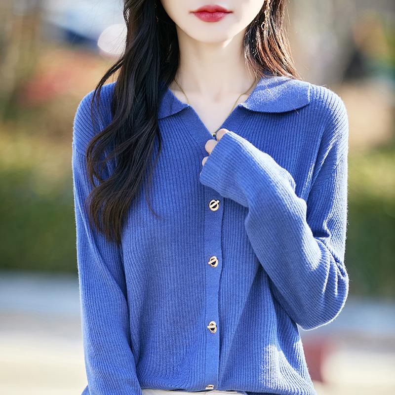 Lekki kardigan damski wykonany w 50% z wełny i w 50% z jedwabiu morwowego – uniwersalny sweter na 4 pory roku zapewniający całoroczny komfort i styl