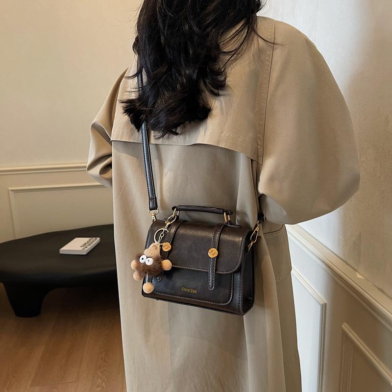 New bag women's 2025 popular fashion trend messenger bag winter versatile single shoulder portable mailman small square bag