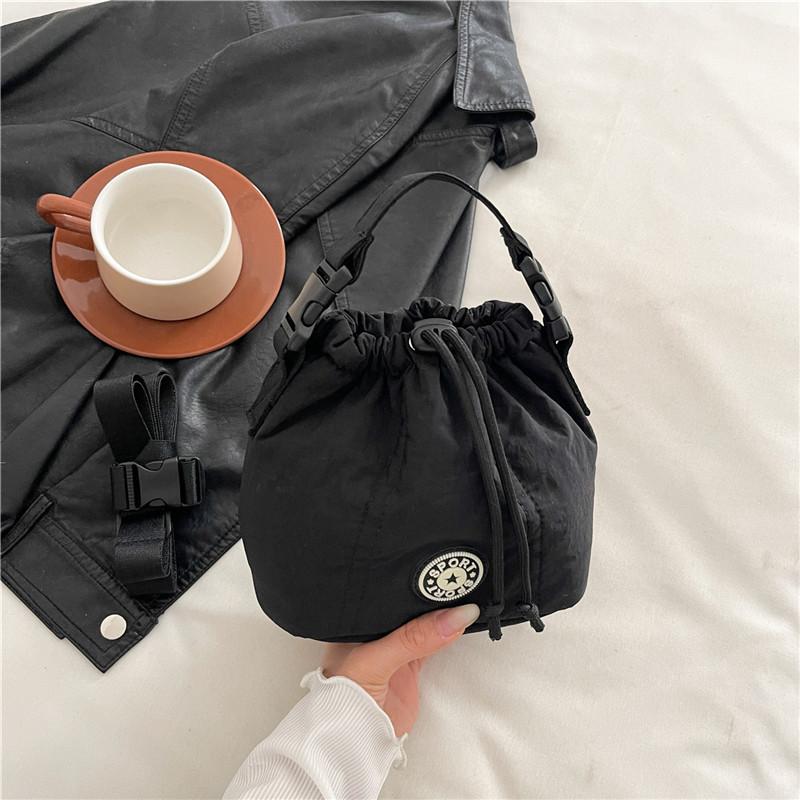 Модный тренд повседневная простая текстурная сумка-ведро 2025 лето новая в иностранном стиле женская личность на плечо сумка-мессенджер