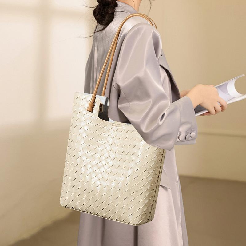 Niche underarm cowhide new tote bag women, commuting to work leather girls high-end sense large-capacity shoulder bag