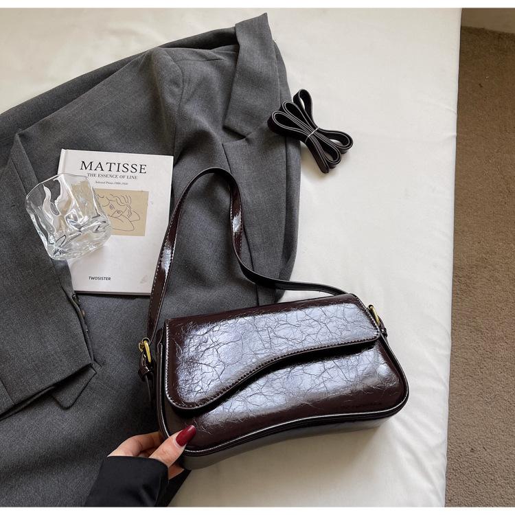 

Textured small square bag 2025 new women s bag foreign style versatile underarm shoulder bag patent leather glossy shoulder messenger bag темно-коричневого