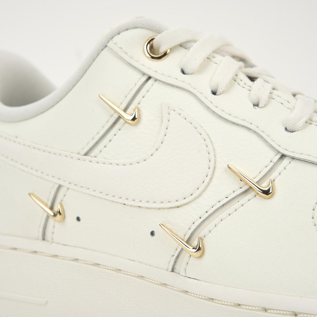 Nike Air Force 1 07 LX Mini Swoosh - מתכתי זהב נשים סניקרס לבן מפרש FV3654-111