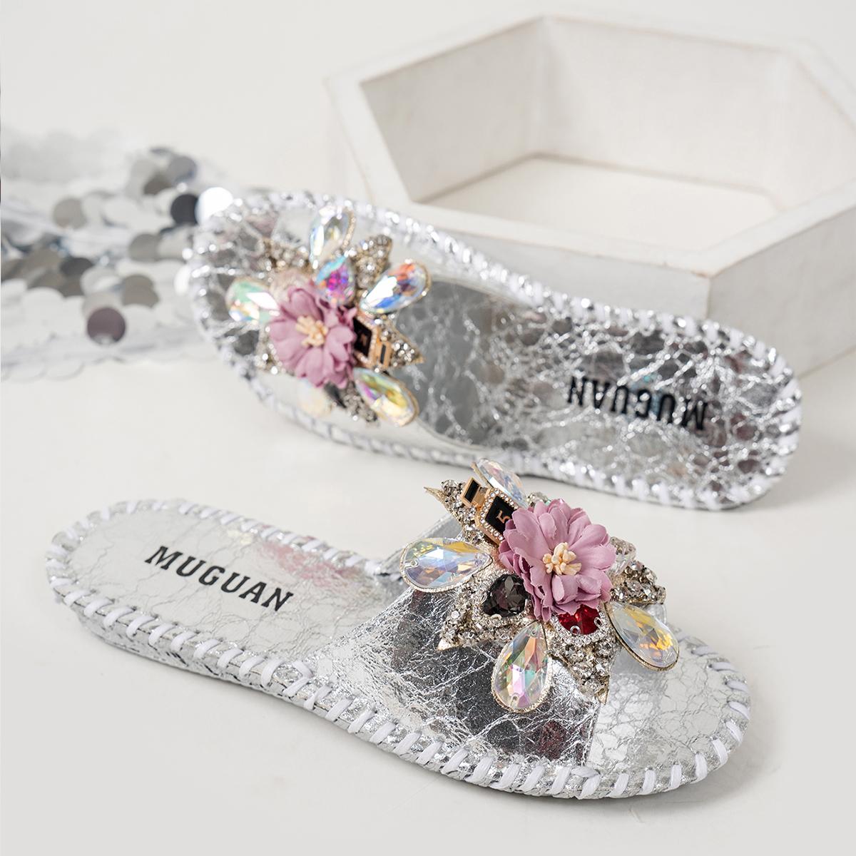 

Aphixta Новые тапочки с цветами Женские летние туфли с круглым носком Домашние на плоском каблуке Блестящие шлепанцы zapatos de mujer pantunflas 35 серебряный