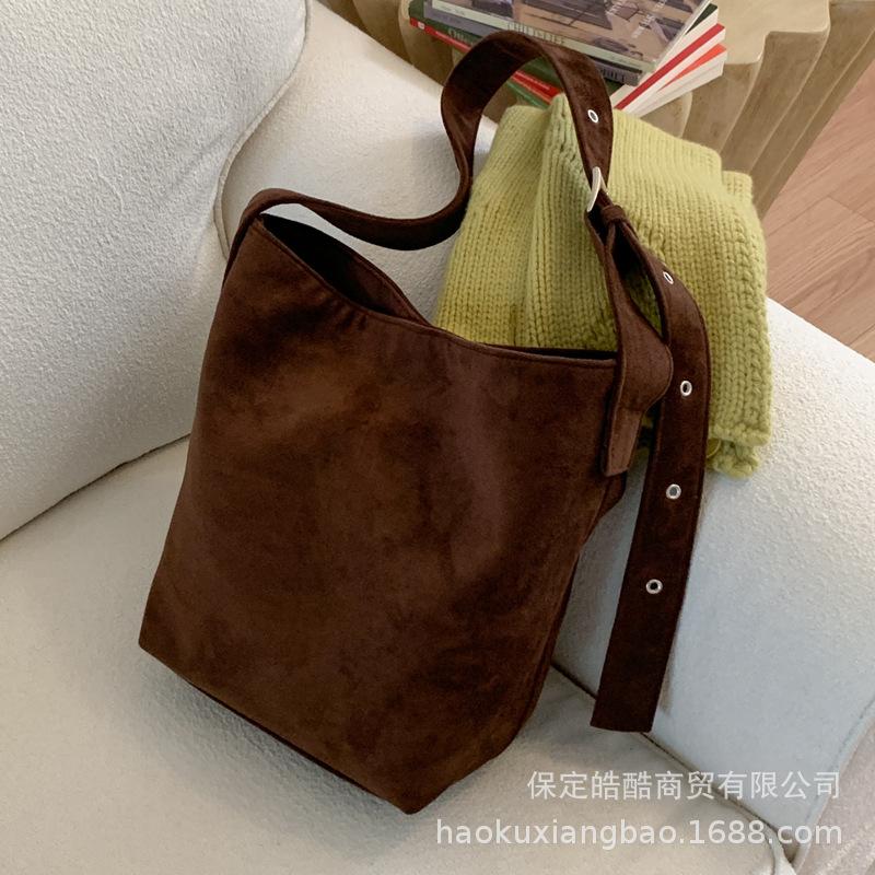 Large capacity tote bag women's 2025 new commuter women's bag high-end retro shoulder bag crossbody bucket bag