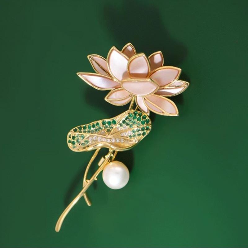 Elegant Lotus Leaf Brooch: Japanese & Korean-Inspired Enamel Pin for Sweaters & Cardigans