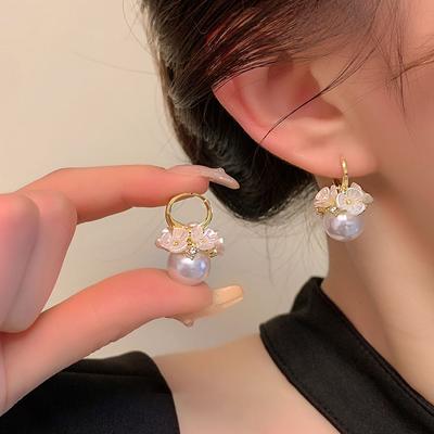 1 par de elegantes pendientes con forma de flor de concha y bola de perla con hebilla de oreja de circonita brillante